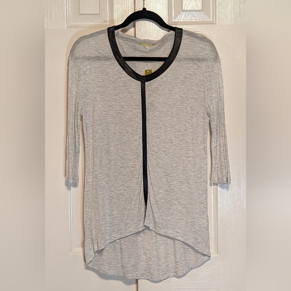 5/$25 Gianni Bibi Scoop Neck Top with Leather Trip